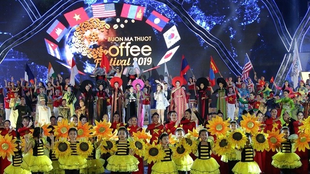 A colourful arts performance at the opening ceremony (Photo: baodaklak.vn)