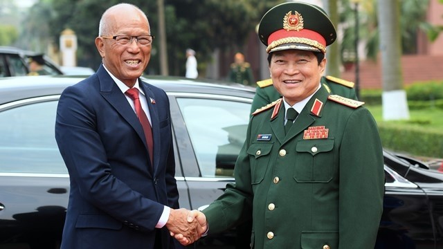 Vietnamese Defence Minister General Ngo Xuan Lich welcomes Philippine Secretary of National Defence Delfin Negrillo Lorenzana in Hanoi on March 11. (Photo: qdnd.vn)