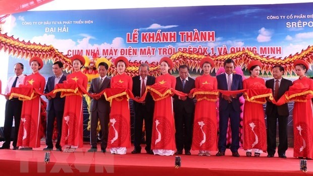 Deputy PM Truong Hoa Binh (centre) and delegates cut the ribbon to inaugurate the solar power plant cluster in Dak Lak province. (Photo: VNA)