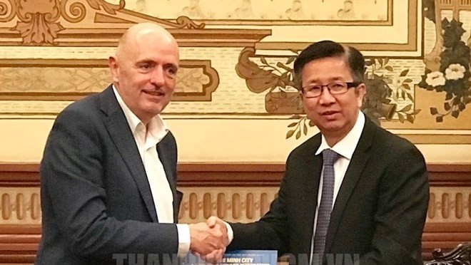 Vice Chairman of the Ho Chi Minh City People’s Council Pham Duc Hai (R) and head of the Belgium-Vietnam Friendship Parliamentarian Group Georges Dallemagne (Source: VNA)