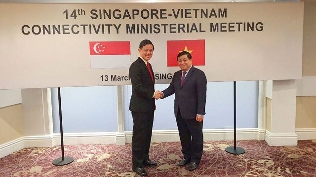 Vietnamese Minister of Planning and Investment Nguyen Chi Dung (R) and Singaporean Minister for Trade and Industry Chan Chun Sing at the event. (Photo: baodauthau.vn)