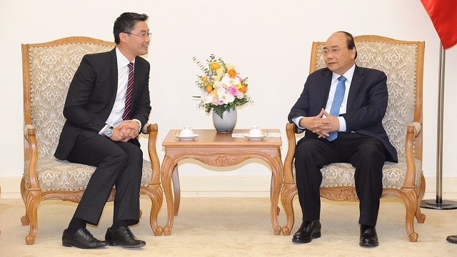 Prime Minister Nguyen Xuan Phuc (R) and economist Philipp Rosler. (Photo: NDO/Tran Hai)
