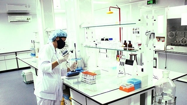 All vaccine production processes are carried out in a scientific and accurate manner. (Photo: NDO/Ha Van Dao)