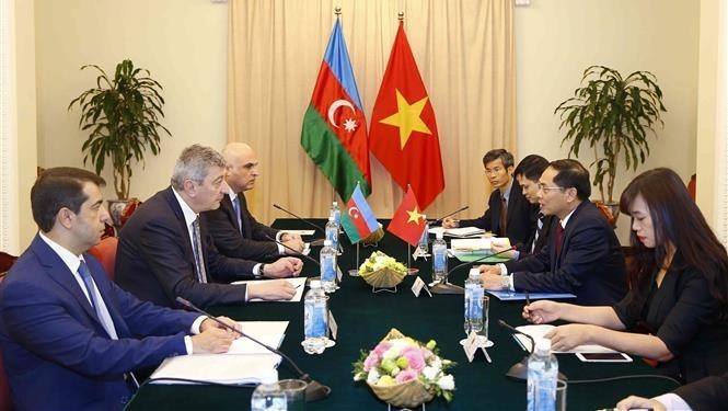 Vietnam’s Deputy Foreign Minister Bui Thanh Son and his Azerbaijani counterpart Ramiz Hasanov conducts a political consultation in Hanoi on March 12. (Photo: VNA)