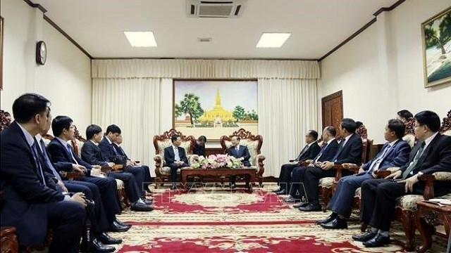 Deputy Prime Minister and Finance Minister of Laos Somedee Duangdee (R) receives Vietnam’s Minister of Information and Communications Nguyen Manh Hung in Vientiane on March 12. (Photo: VNA)