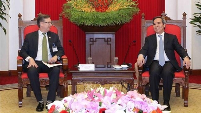 Head of the Communist Party of Vietnam Central Committee’s Economic Commission Nguyen Van Binh (R) and USABC President and CEO Alexander Feldman (Photo: VNA)