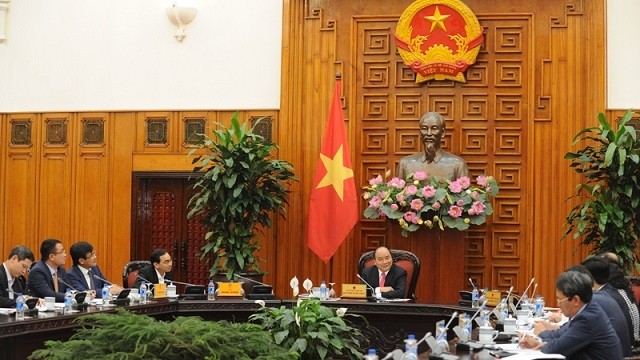 PM Nguyen Xuan Phuc (C) chairs the working session on the development of Vietnam’s automobile industry, Hanoi, March 12, 2019. (Photo: NDO/Tran Hai)