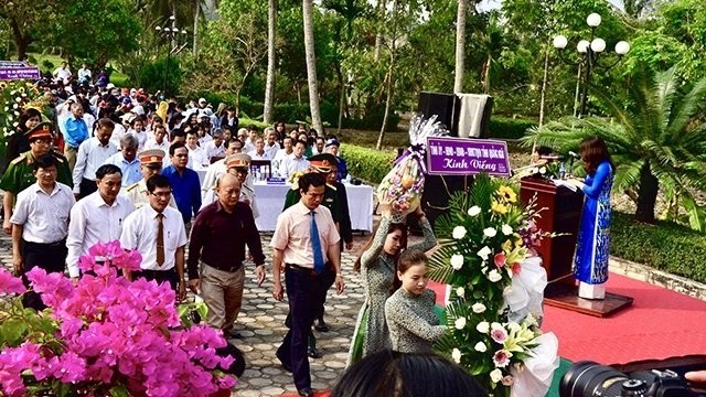 Participants observe a moment of silence and offer flowers and incense in commemoration of the victims. (Photo: NDO/Dong Huyen)