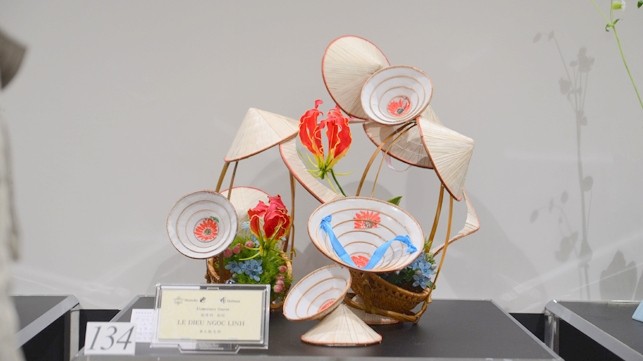 The flower arrangement of Le Dieu Ngoc Linh at the exhibition in Osaka, Japan (Photo: VNA)