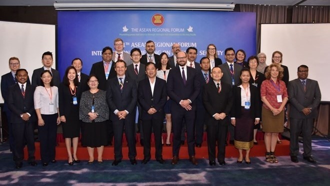 Participants in the 11th ARF Inter-Sessional Meeting on Maritime Security pose for a photo. (Photo: VNA)