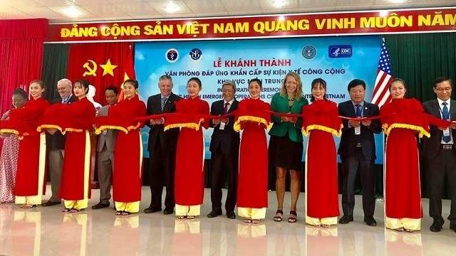 Delegates cut the ribbon to inaugurate the Public Emergency Operation Centre in Khanh Hoa Province on March 15. (Photo: Ministry of Health)
