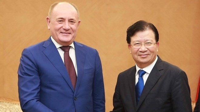 Deputy Prime Minister Trinh Dinh Dung (right) and Vitaly Markelov, Deputy Chairman of the Gazprom Management Committee (Photo: VNA)
