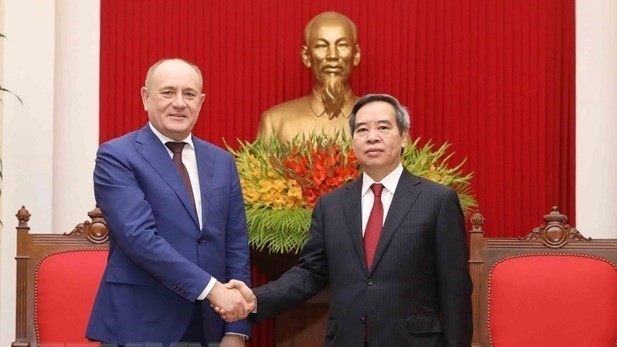 Nguyen Van Binh (right), head of the Communist Party of Vietnam Central Committee’s Economic Commission, and Vitaly Markelov, Deputy Chairman of the Management Committee of Gazprom (Photo: VNA)