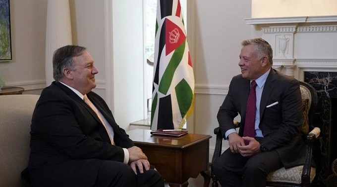 Jordan's King Abdullah II (right) meets US Secretary of State Mike Pompeo in Washington. (Photo: Petra news agency)