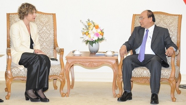 Prime Minister Nguyen Xuan Phuc (R) and Dutch Ambassador to Vietnam Elsbeth Akkerman. (Photo: NDO/Tran Hai)