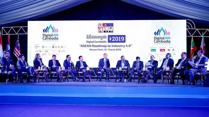 Minister of Information and Communications Nguyen Manh Hung (sixth from left) attends the forum in Phnom Penh on March 15. (Photo: ictnews.vn)