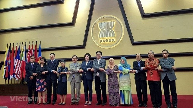 Delegates join a group photo at the 7th meeting of the ASEAN-Canada Joint Cooperation Committee in Jakarta, Indonesia on March 15. (Photo: VNA)
