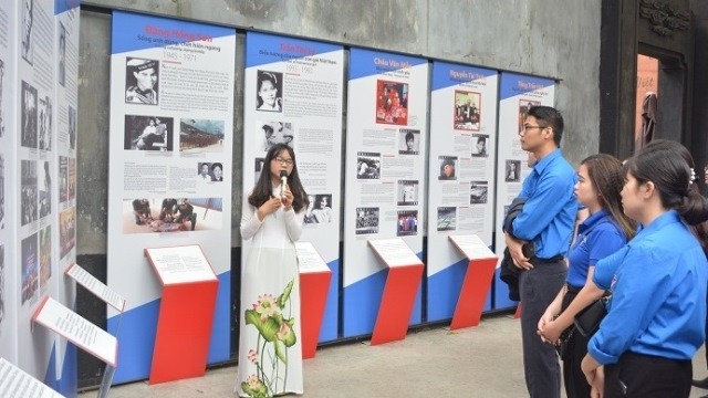 The exhibition attracts many youngsters on its opening day. (Photo: hoalo.vn)