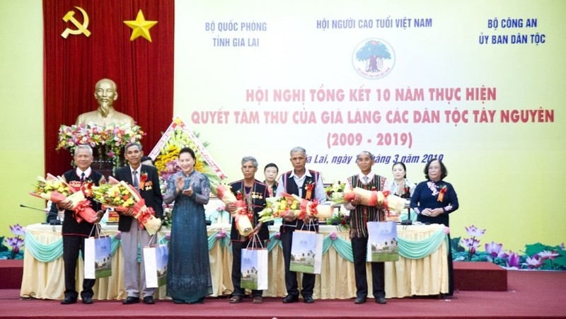 National Assembly Chairwoman Nguyen Thi Kim Ngan handed presents to outstanding village elders. (Photo: Lao Dong)