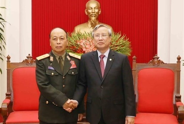 Politburo member Tran Quoc Vuong (R) and Lao Deputy Defence Minister Thongloi Silivong (Photo: VNA) 