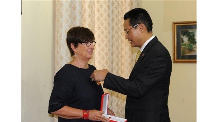 Vietnamese Ambassador to Cuba Nguyen Trung Thanh (R) presents the Friendship Order of the Vietnamese State to former Belgian Ambassador to Vietnam Jehanne Roccas, who is now Belgian Ambassador to Cuba (Photo: VNA)