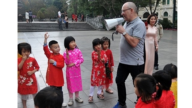 A foreign teacher and Vietnamese students participating in an outdoor activity (Photo: NGUYEN DANG)