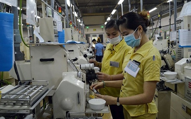 A manufacturing line of lens at the R Technical Research Vietnam Limited Company (Photo: ND/Hoang Trung)