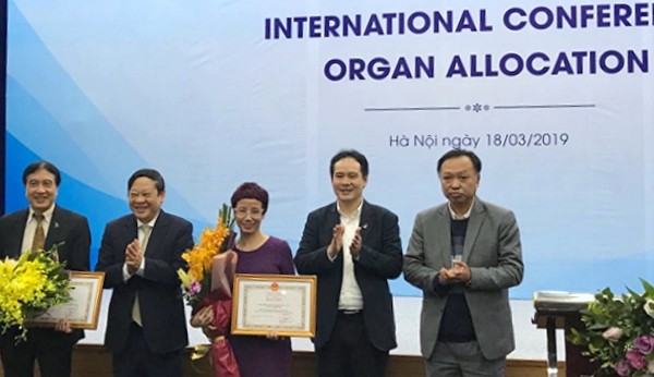 Leaders of the Ministry of Health present certificates to honour the merit of individuals and collectives to organ transplantation in Vietnam. (Photo: qdnd.vn)