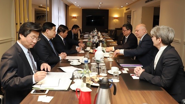 Vietnamese Minister of Planning and Investment Nguyen Chi Dung had a working session with representatives of German businesses during his trip to Germany. (Photo: VNA)