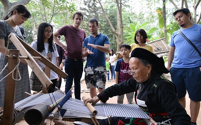 Visitors are learning about brocade weaving of Cao Lan ethnic people in Bac Giang province at the Vietnam Museum of Ethnology in Cau Giay district, Hanoi.