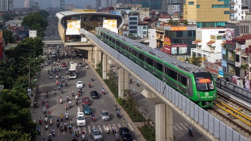 The train runs on elevated tracks between Cat Linh Station and Yen Nghia Station. (Photo: Zing)