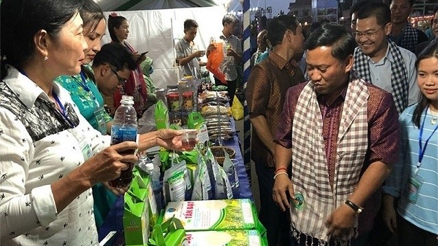 Cambodian consumers interested in Vietnamese products. (Photo: NDO)