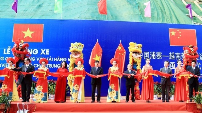 Officials cut the ribbon to open the Tan Thanh - Pu Zhai specialised route for goods transportation at the ceremony in Lang Son province on March 21 (Photo: VNA)