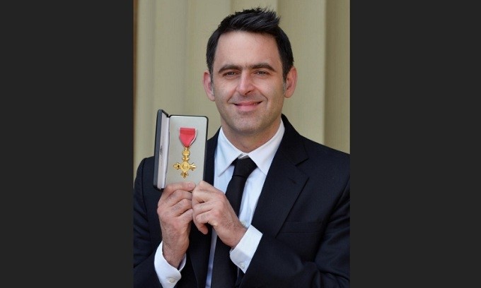 Snooker player Ronnie O'Sullivan poses after receiving an OBE from the Prince of Wales at an investiture ceremony at Buckingham Palace in London, UK May 6, 2016. (Reuters)