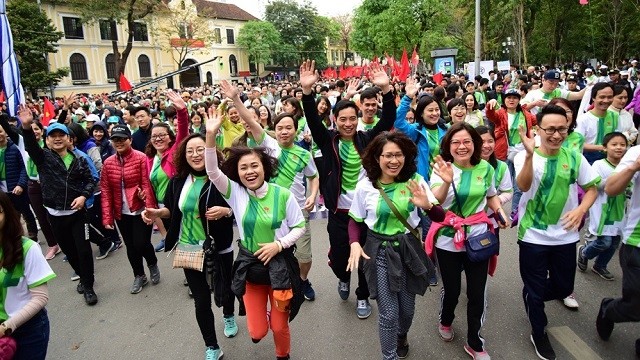 People run around Hoan Kiem Lake area in response to the launch of the annual Olympic Run Day for Public Health and the 46th Ha Noi Moi Newspaper Run in Hanoi. (Photo: Ha Noi Moi)