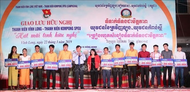 At the friendship exchange between youths of Vietnam’s Vinh Long province and Cambodia’s Kampong Speu province (Photo: VNA)