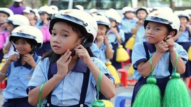Vietnam strives to increase the rate of standard helmet wearing among children to 80% by 2030. (Photo: NDO/Luong Tuan Hung)