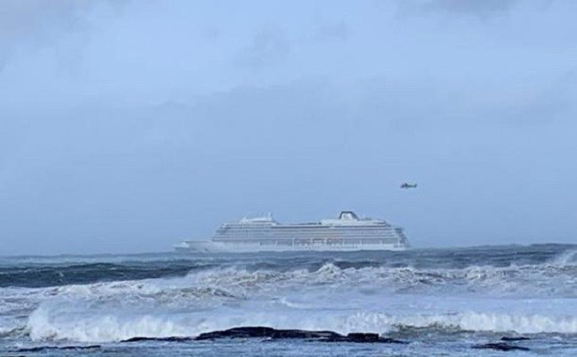 Several vessels and four helicopters took part in the rescue. (Source: Medi Telegraph)