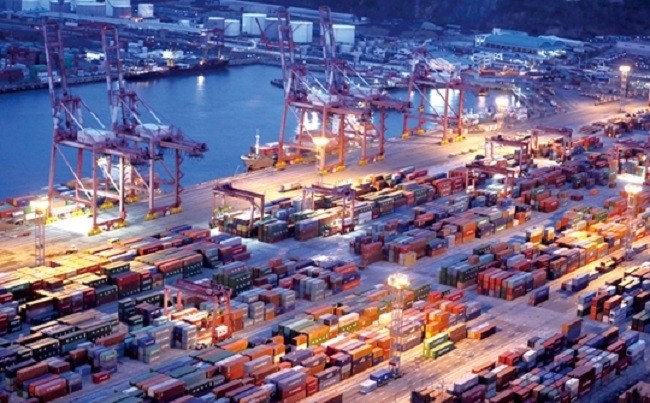 Exports are waiting to be shipped out of the port at Busan. (Photo: The Hankyoreh)