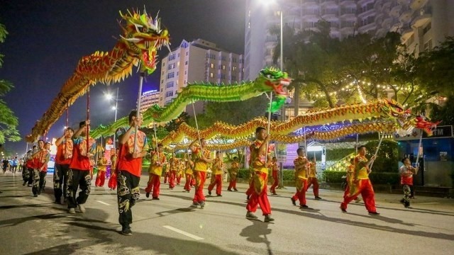 A splendid parade on the opening night of the spectacular Carnival Ha Long 2018. Since it was first observed in 2007, the carnival has attracted thousands of holiday-makers every year, establishing itself as an iconic tourist product of Quang Ninh. (Photo: VNA)