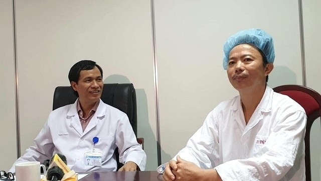 Associate Professor, Dr. Dong Van He (L) and the patient discuss the successful awake brain operation. (Photo courtesy to Vietnam - Germany Hospital)