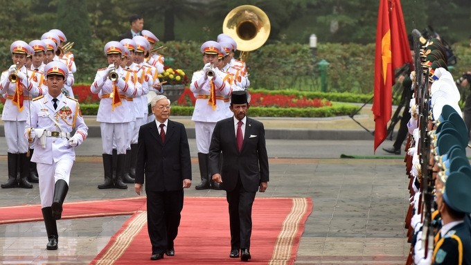 Party General Secretary and President Nguyen Phu Trong and Sultan Haji Hassanal Bolkiah of Brunei Darussalam inspect the guard of honour during the reception for the guest in Hanoi on March 27. (Photo: DUY LINH)