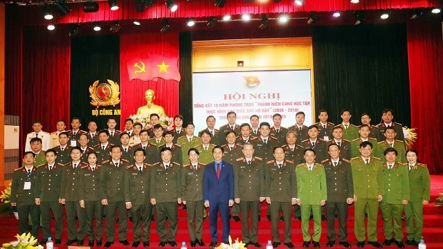 Delegates join a group photo at the conference to summarise the ten years of the movement of "Youths of the People's Police, implementing the Six Teachings by Uncle Ho", held by the Youth Union of the Ministry of Public Security in Hanoi on March 26. (Photo: cand.com.vn)
