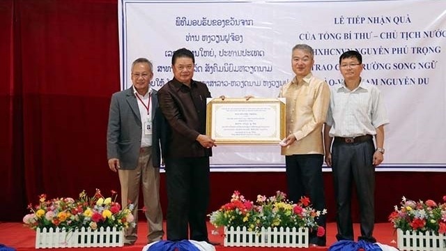 The ceremony to present computers to Nguyen Du Lao-Vietnamese bilingual school in Vientiane. (Photo: ND)