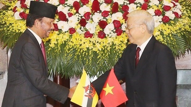 Party General Secretary and President Nguyen Phu Trong (R) welcomes Sultan of Brunei Haji Hassanal Bolkiah (Photo: VNA)