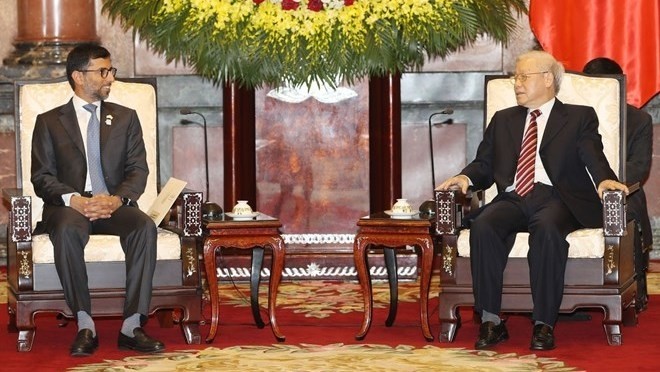 Party General Secretary and President Nguyen Phu Trong (R) receives the UAE's Minister of Energy and Industry Suhail Mohamed Faraj Al Mazrouei in Hanoi  (Photo: VNA)