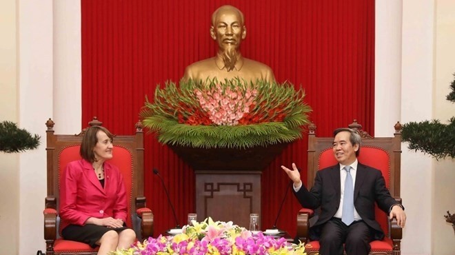 Head of the Communist Party of Vietnam Central Committee’s Economic Commission Nguyen Van Binh (R) receives Canada’s Ambassador for Climate Change Patricia Fuller in Hanoi on March 29 (Photo: VNA)