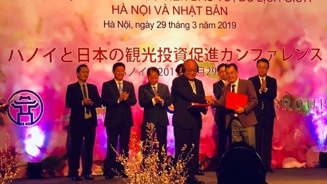 The conference on investment and tourism cooperation between Hanoi and Japan. (Photo: Giang Nam)