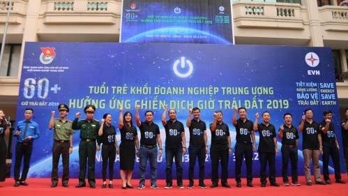 The Youth Union of the Central Business Bloc and the Electricity of Vietnam launch multiple activities on March 30 in response to the Earth Hour campaign 2019. (Photo: VNA)