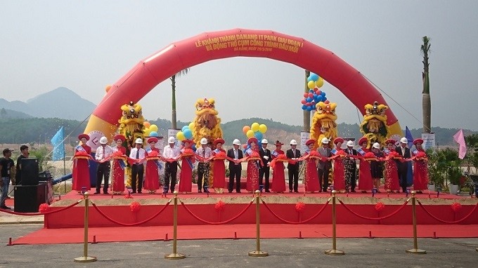 Delegates cut the ribbon to inaugurate the first phase of the Da Nang IT Park project.